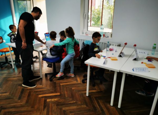 MindHub organizează cursuri de programare pentru copiii din Arad