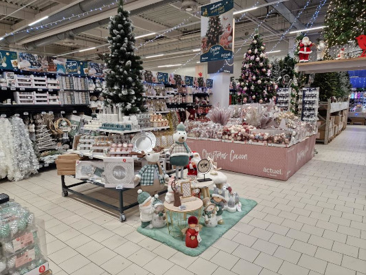 Auchan România deschide sezonul cumpărăturilor de iarnă cu 4 noi colecții exclusive de decorațiuni și peste 3000 de jucării