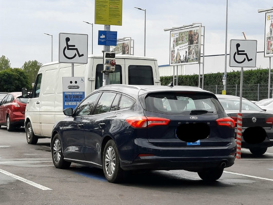 Peste 1340 locuri de parcare de parcare dedicate persoanelor cu dizabilități promovează mesajul campaniei „#PeBune?”