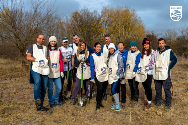 Philips România, împreună cu Asociația Viitor Plus, ajutați de voluntari și angajați, plantează peste 8.000 de copaci în județele Dolj și Prahova, pe două terenuri aflate în curs de deșertificare