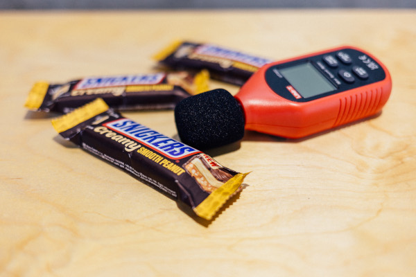 SNICKERS lansează batonul Snickers Creamy și îi încurajează pe consumatori să încerce terapia prin țipat în cabina anti-stres