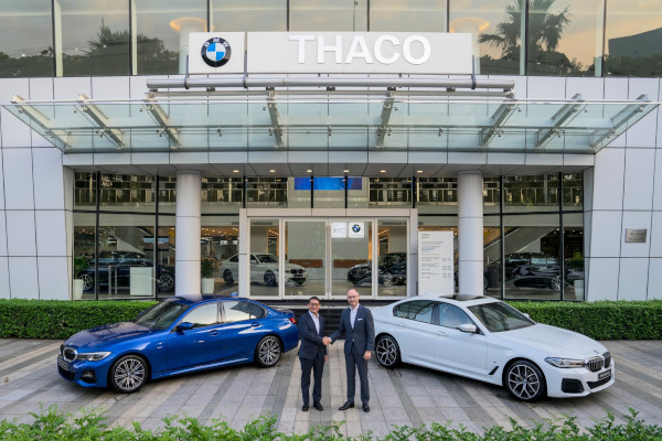 Mr. Trần Bá Dương, Chairman, THACO (L) Mr. Lars Nielsen, Managing Director, BMW Group Asia (R) at BMW Sala showroom in Hồ Chí Min, Vietnam