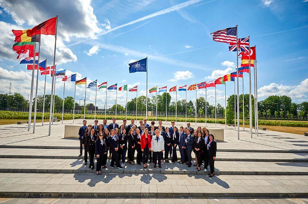 Seria evenimentelor Model NATO pentru liceeni continuă. După ediția aniversară organizată la sediul NATO din Bruxelles în 2022, o nouă conferință va avea loc la București în perioada 17-20 februarie 2023