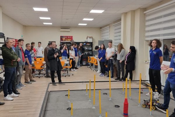 O echipă de elevi strânge bani pentru echiparea laboratoarelor de robotică din liceele românești