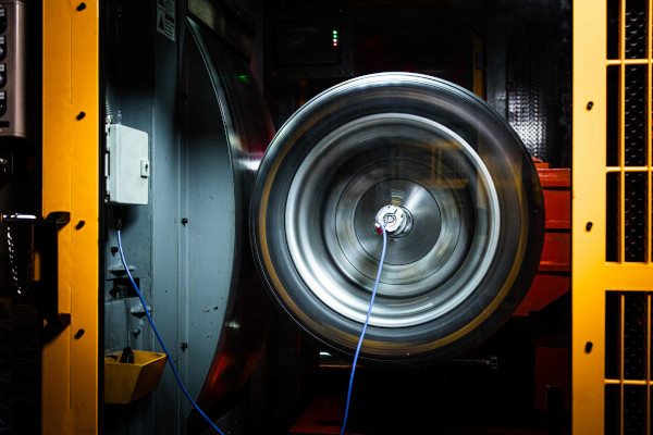 Pirelli lansează testele de viteză de până la 500 KPH pentru a crea anvelope și mai sigure
