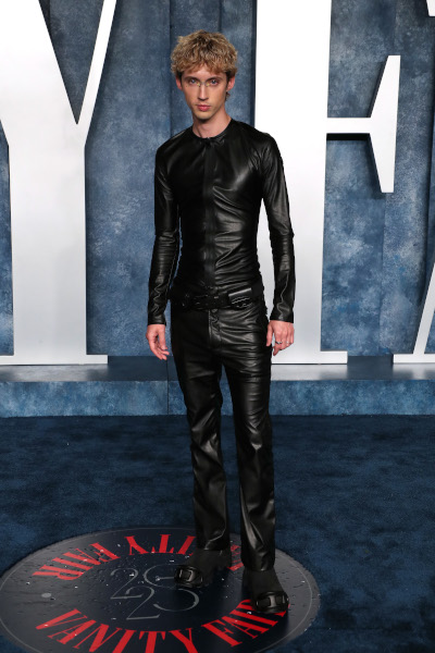 Troye Sivan poartă Diesel Toamnă-Iarnă 2023 la Vanity Fair Oscar Party