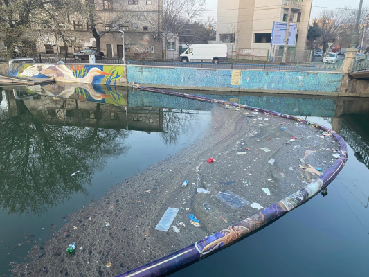 Asociația MaiMultVerde barieră plutitoare menită să oprească deșeurile de Dambovita