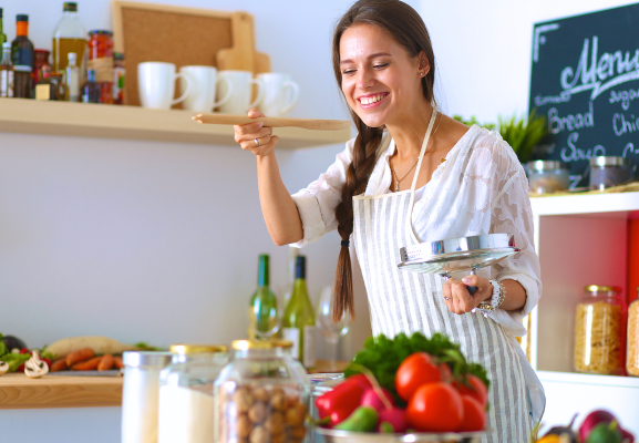 Cum să simplifici prepararea mesei pentru a te bucura de beneficiile gătitului acasă Sursa foto: Shutterstock via beko.ro