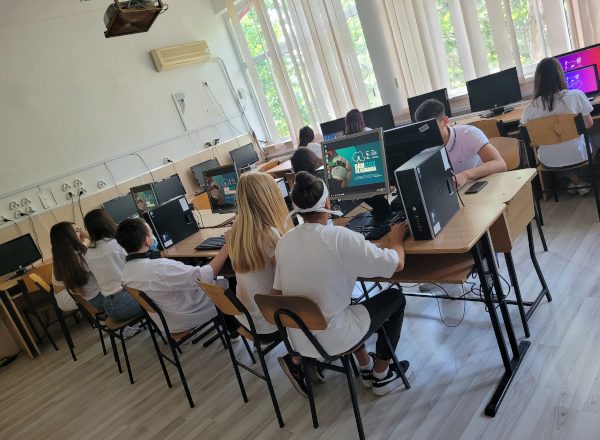 Au început înscrierile în programul Dăm Click pe România pentru școlile care au nevoie de calculatoare