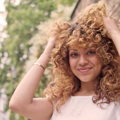 5 sfaturi pentru a-i reda părului creț frumusețea și elasticitatea