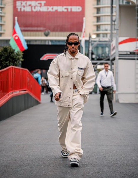 Lewis Hamilton inspiră un stil fresh pentru primăvară purtând produse din colecția Tommy Jeans Primăvara 2023 în Baku, Azerbaijan
