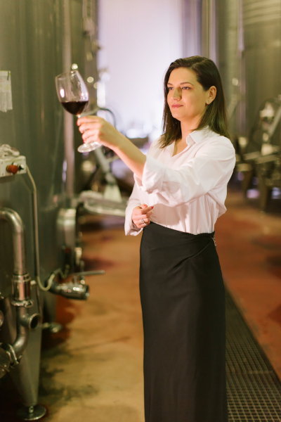 Marina Samoilă, wine charmer acreditat WSET Diploma, cofondatoare & Director Executiv Desprevin Media
