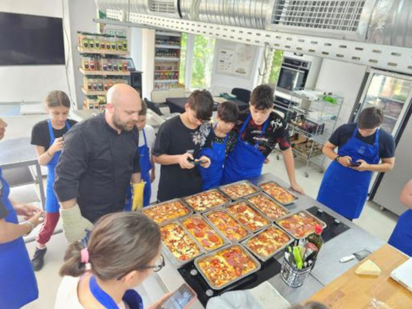 Horeca Culinary School și Asociația „Taxiul cu bomboane” au lansat proiectul de incluziune socială, „Armonia simțurilor”, dedicat tinerilor hipoacuzi