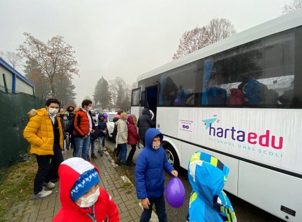 Cu peste 3 milioane de lei investiți în școlile din România și peste 200 de alerte rezolvate într-un singur an, Narada îndeamnă profesorii să înscrie alerte despre problemele școlilor pe platforma HartaEdu.ro, pentru a rezolva urgențele din educație