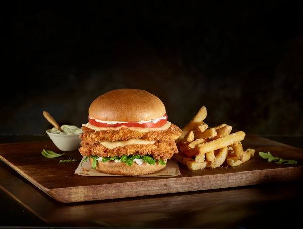 Hard Rock Cafe București adaugă în meniu noul Messi Chicken Sandwich, în cadrul parteneriatului dintre legenda fotbalului și Hard Rock International