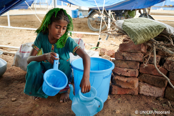 Femeile și fetele sunt cele mai afectate de criza apei și a salubrității