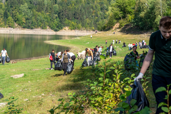 Peste 1000 de saci de deșeuri colectați de pe malurile Lacului Bicaz de Persil și Let’s Do It Romania