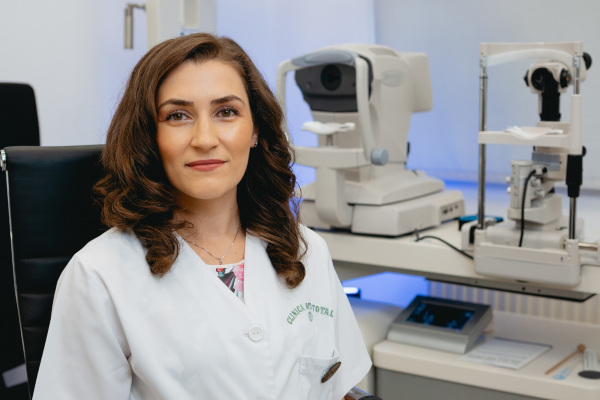 Dr. Andreea Crețu, medic specialist oftalmolog în cadrul Clinicii Ofta Total din Sibiu
