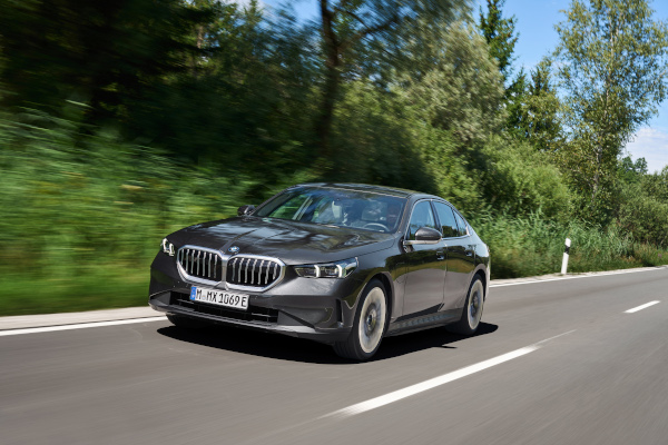 Noul BMW Seria 5 Sedan este disponibil acum şi cu propulsie plug-in hybrid