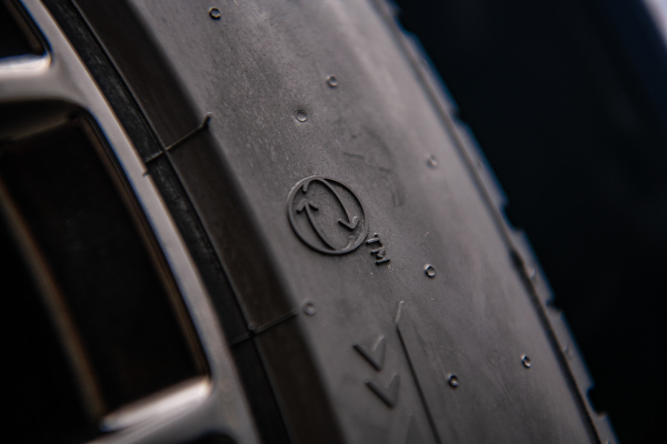 Pirelli a creat un logo personalizat pentru a identifica anvelopele care conțin cel puțin 50% materiale de origine bio și reciclate