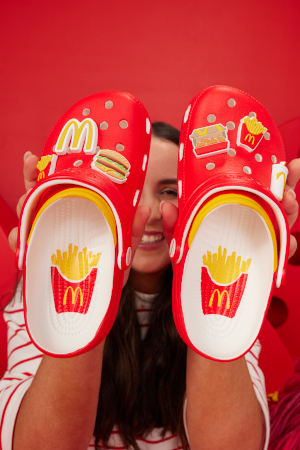 Crocs și McDonald’s au lansat o colecție dedicată fanilor înrăiți