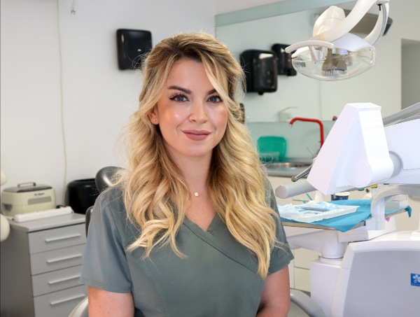 medicul stomatolog Sorina Stroe