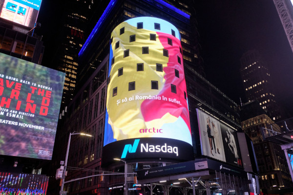 Mesaj pentru românii aflați departe de casă. Arctic a sărbătorit Ziua Națională a României cu un mesaj în Times Square, New York