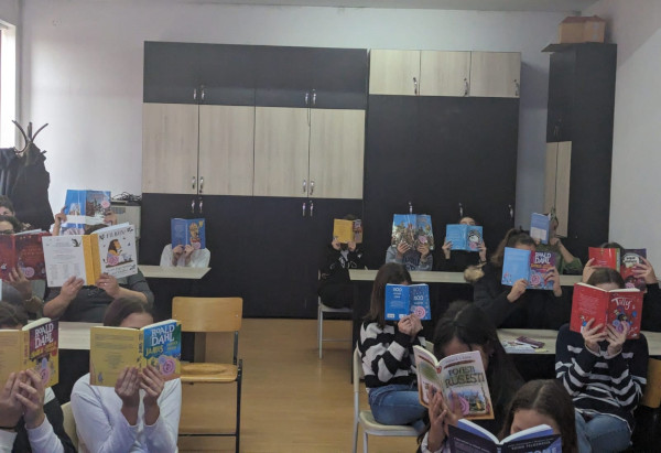 CarteTeca 2023: 35 de unități de învățământ din România au primit din partea Libris și Salvați Copiii 6400 de cărți, donație în valoare totală de 200.000 lei