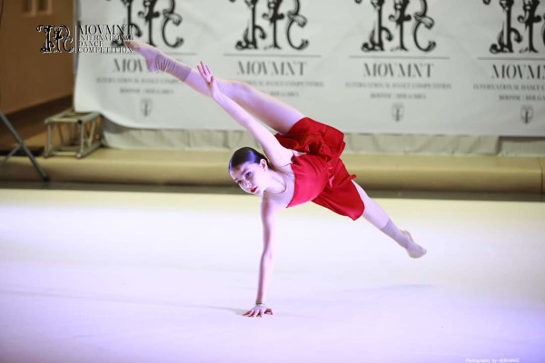 O tânără balerină, prima înscrisă în campania „100 de Tineri pentru Dezvoltarea României”