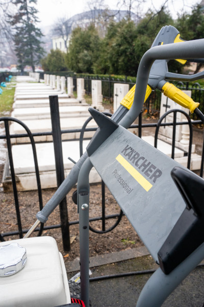 Kärcher a curățat Monumentul Crucea Eroilor și Cimitirul Eroilor Revoluției Române din Brașov