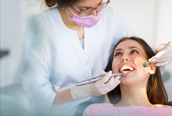 Cum se manifestă cancerul oral? Îl poate depista un dentist?