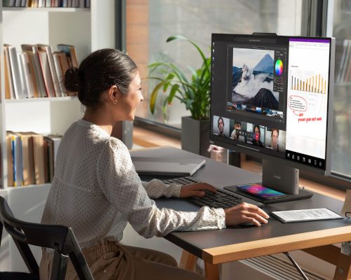 Lenovo prezintă la CES 2024 noile AI PC, laptopurile ThinkBook și desktopurile ThinkCentre neo, concepute pentru segmentul IMM
