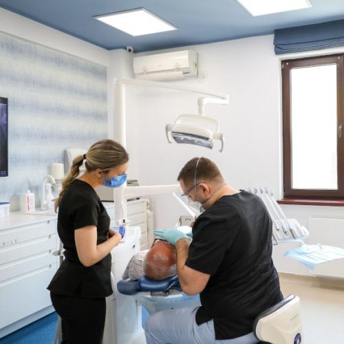 2 din 3 români intenţionează să meargă la dentist în 2024, cel mai mare procent din ultimii 6 ani 