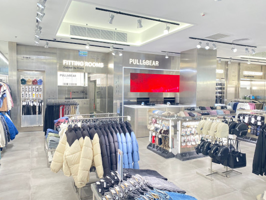Pull&Bear a redeschis magazinul său emblematic din Băneasa Shopping City