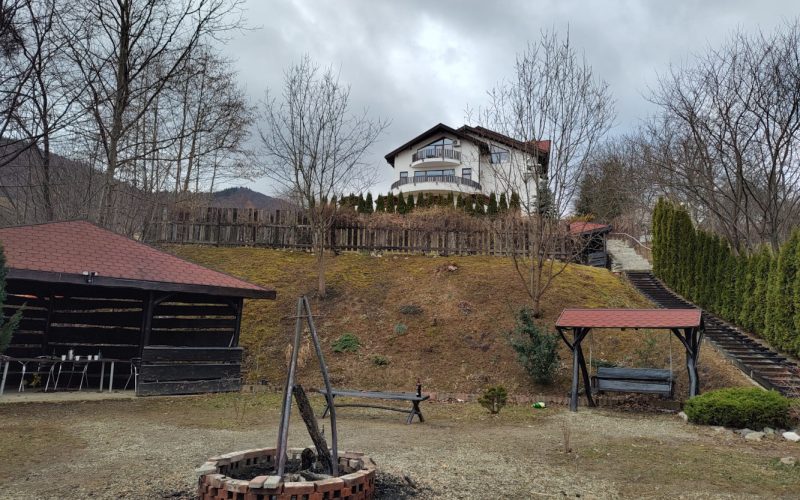 Transylvanian Inn vazut de jos din curte