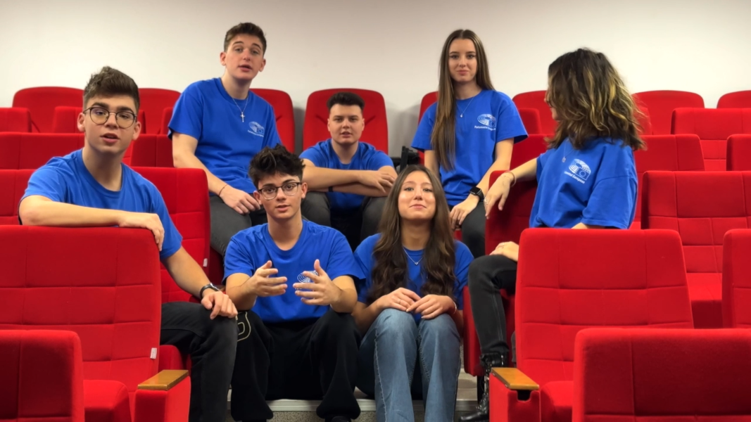 O echipă de la Liceul Teoretic Internațional de Informatică București câștigă concursul ImagineEU organizat de Comisia Europeană