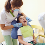 Îngrijirea zâmbetului celor mici - importanța monitorizării tratamentelor cu aparat dentar