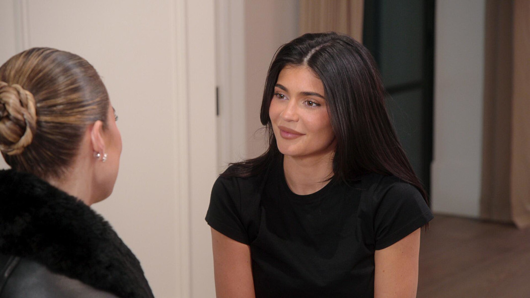  The Kardashians -- “Not Forgotten, Not Forgiven” - Episode 408 -- Tristan has one on one chats with Khloé’s sisters to finally confront his transgressions. Kim over-exerts herself and turns to Kris for advice. Meanwhile Kourtney goes on tour with her husband. Khloé Kardashian and Kylie Jenner, shown. (Photo by: Hulu)