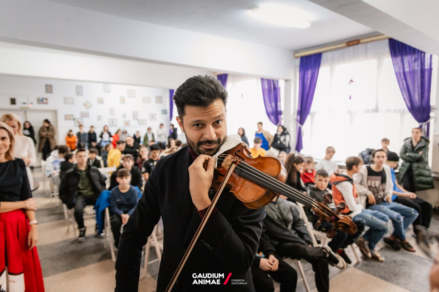 „Un Stradivarius în școli”, un proiect al Fundației Culturale Gaudium Animae, își propune să aducă muzica clasică în fața publicului tânăr
