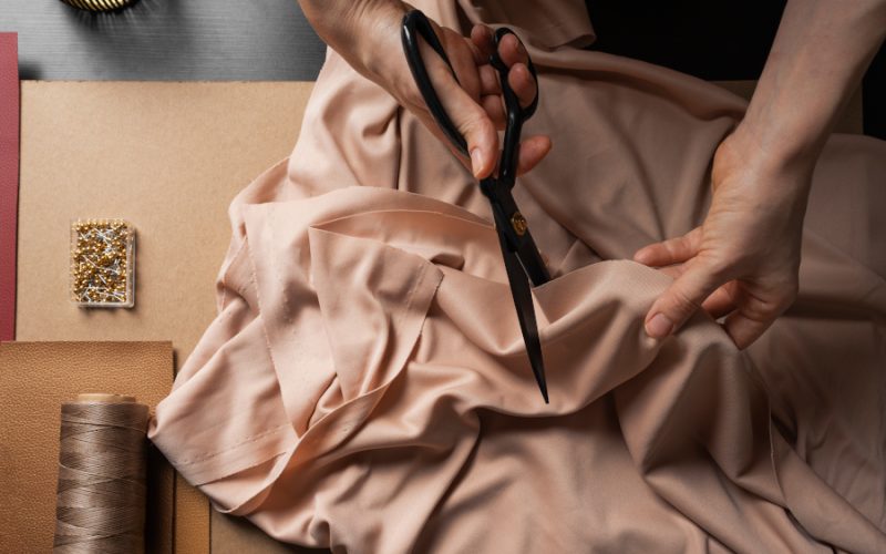 5 tipuri de materiale pe care designerii le aleg pentru a crea minunății de rochii elegante
