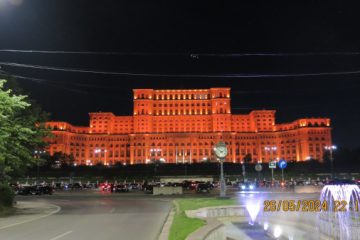 Palatul Parlamentului a fost iluminat oranj pe 26 mai pentru a marca Ziua Sindromului Prader-Willi