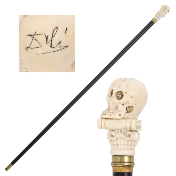 vechi baston, având măciulia din fildeș, în formă de craniu tip „vanitas”, decorat cu perle, semnat „Dalí”, cu grafia specifică