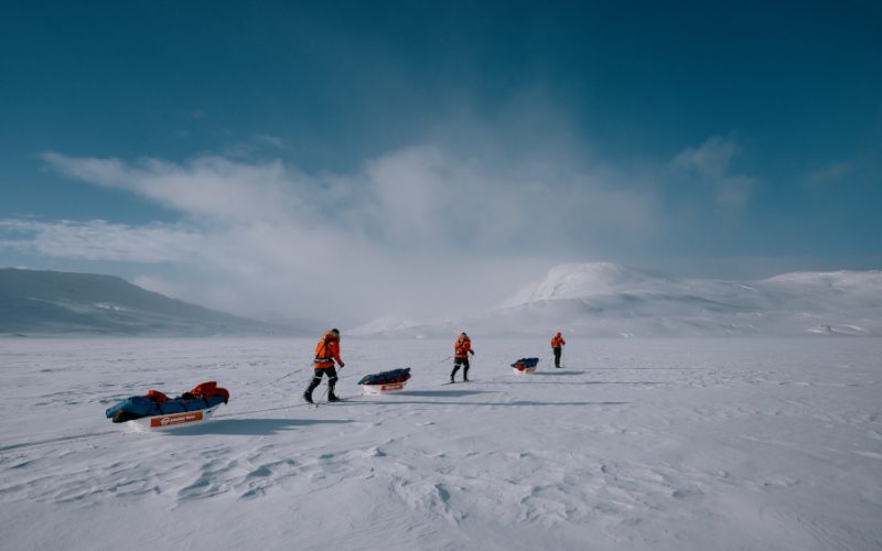 Traversând calota glaciară: trei membri ai echipei internaționale, sprijiniți de Gebrüder Weiss, în expediția lor de o lună prin Groenlanda. (Sursa: Gebrüder Weiss / Niklas Marc Heinecke)
