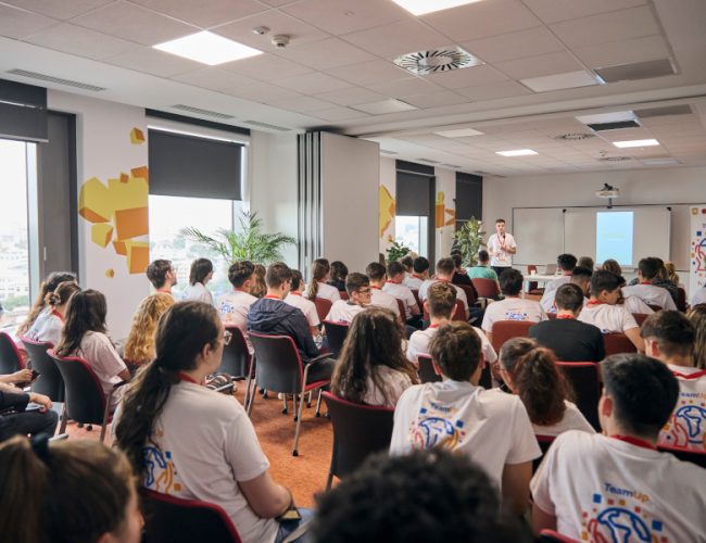 Zeci de elevi inovatori și-au testat creativitatea și spiritul antreprenorial la „TeamUp for Change”
