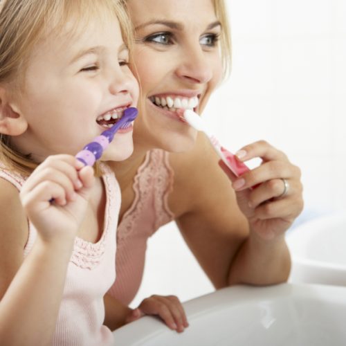 5 sfaturi pentru a face periajul dinților distractiv pentru copiii tăi